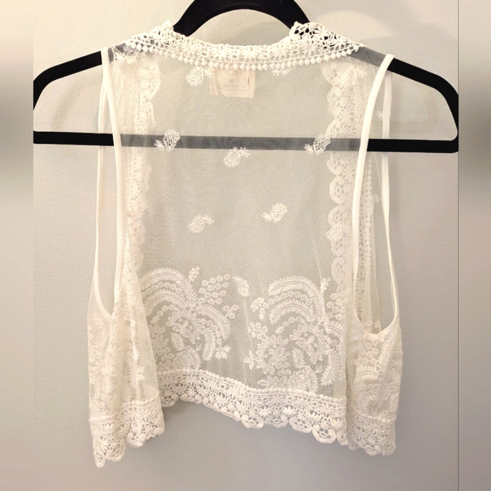 Pins & Needles White Lace Embroidered Vest with Crocheted Edge Size Medium - Picture 7 of 9
